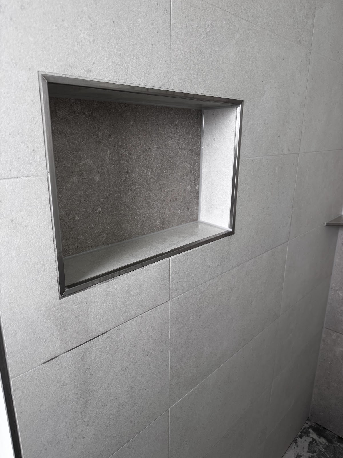 Detailaufnahme einer Fliesennische in der Dusche