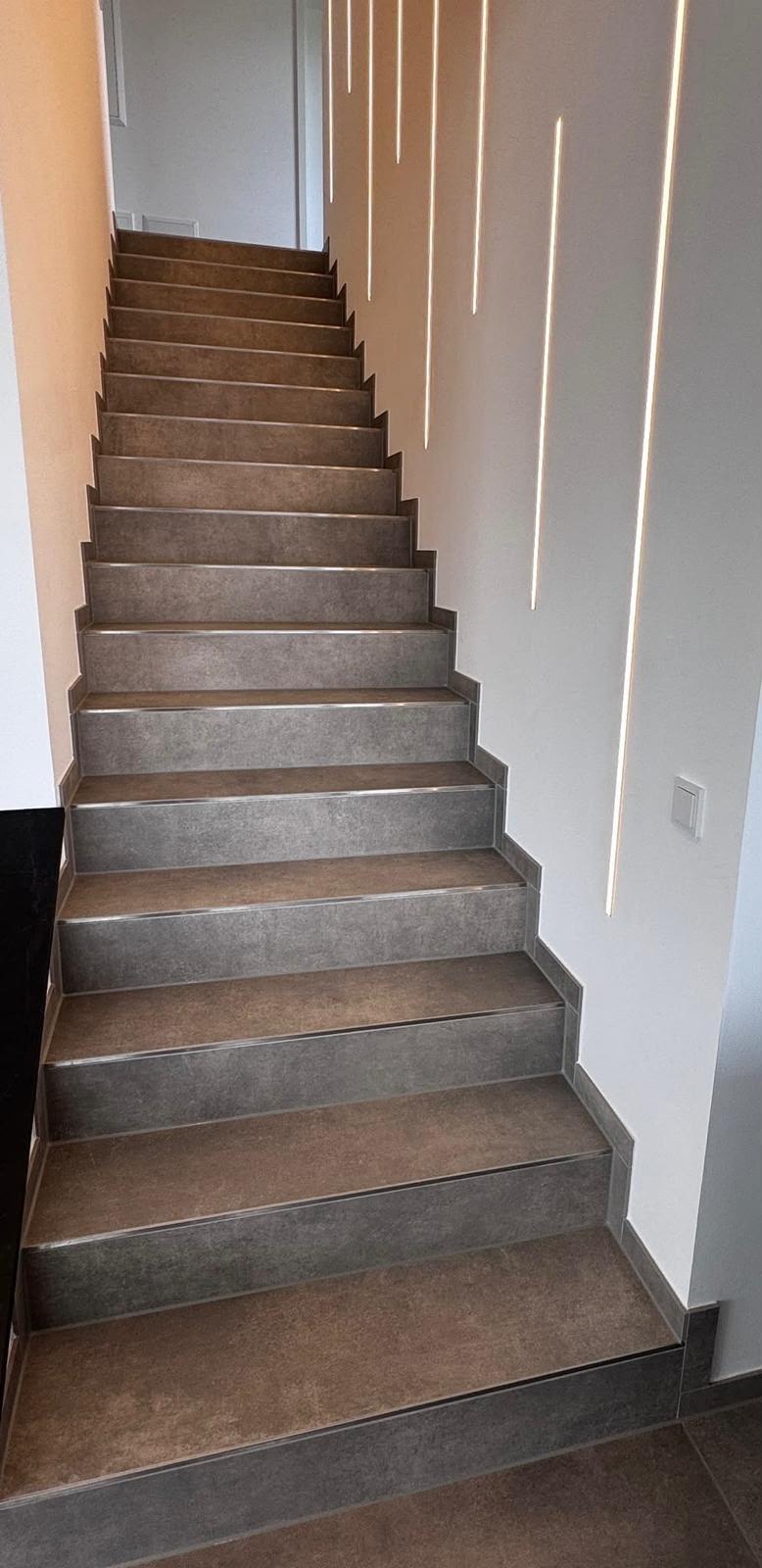 Natursteinplatten in verschiedenen Farbtönen und Strukturen