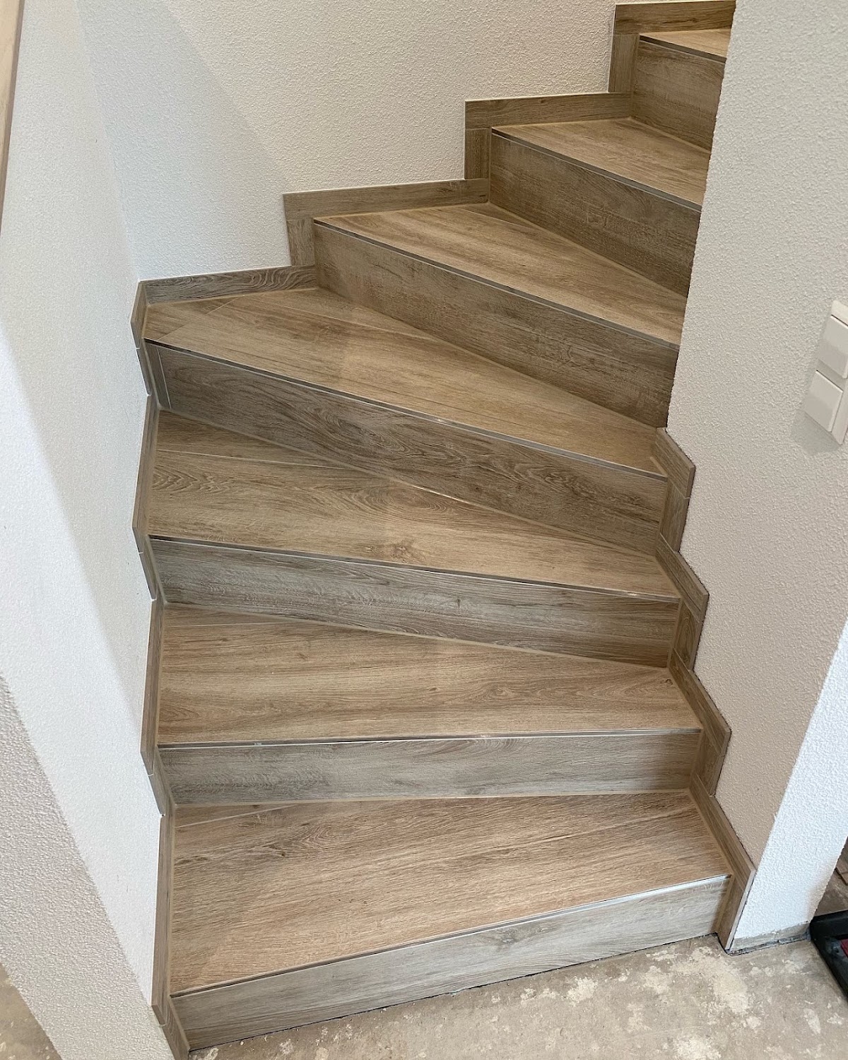 Detailaufnahme einer Treppe mit Fliesen in Holzoptik