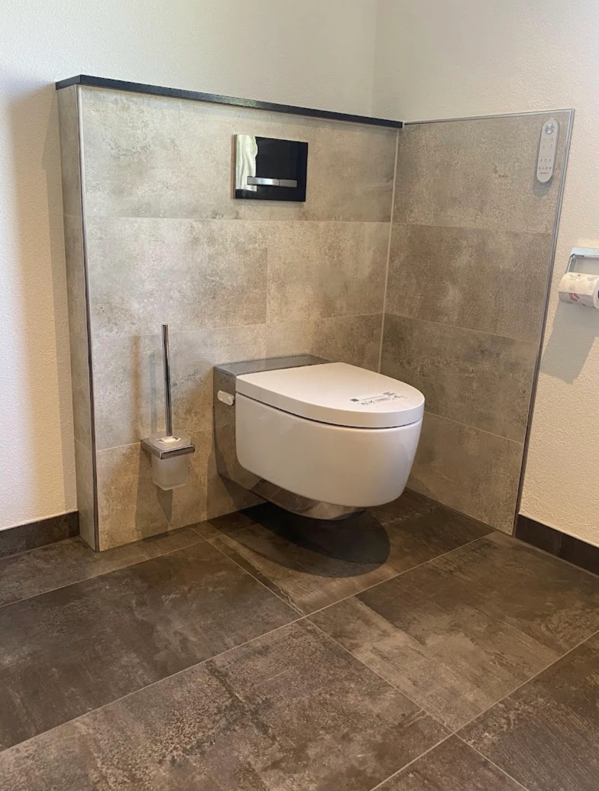 Gäste-WC mit großformatigen Fliesen, ausgeführt von Fliesen & Vinyl BOGAJ